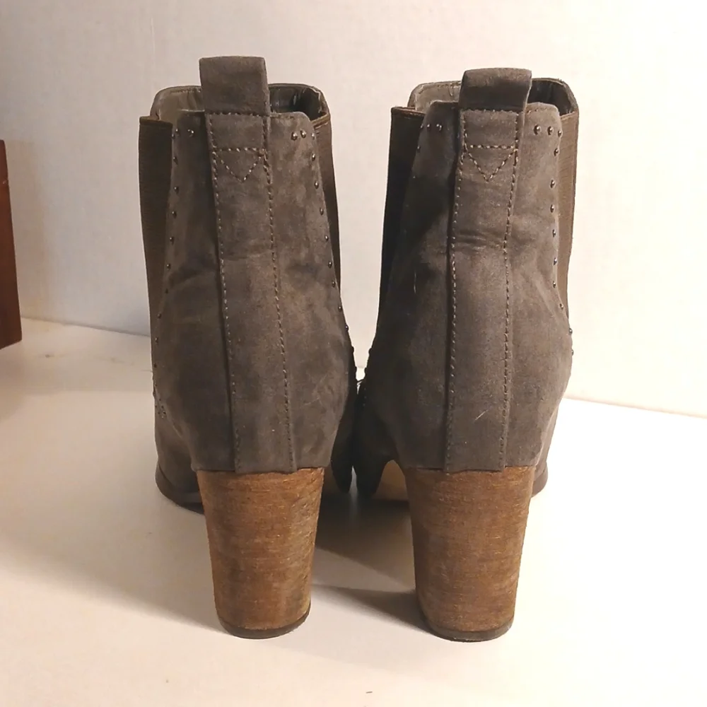 Crown Vintage Grey Vegan Suede Floral Embroidered Ankle Boots Sz 8M